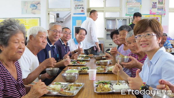 ▲台南市學甲區三慶關懷據點在7月26日辦理「三慶廚房」啟用儀式，讓長輩有一個很健康又舒適的用餐環境。（圖／記者林悅翻攝，下同）