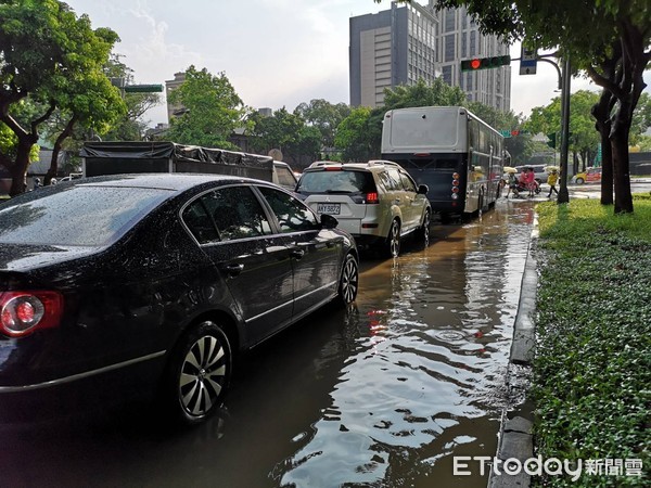 ▲▼愛國西路重慶南路口往南向內側一線車道。（圖／記者范綱儀攝）