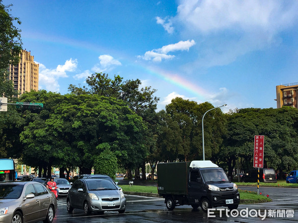 ▲▼台北地區雨過天晴的彩虹。（圖／記者李毓康攝）