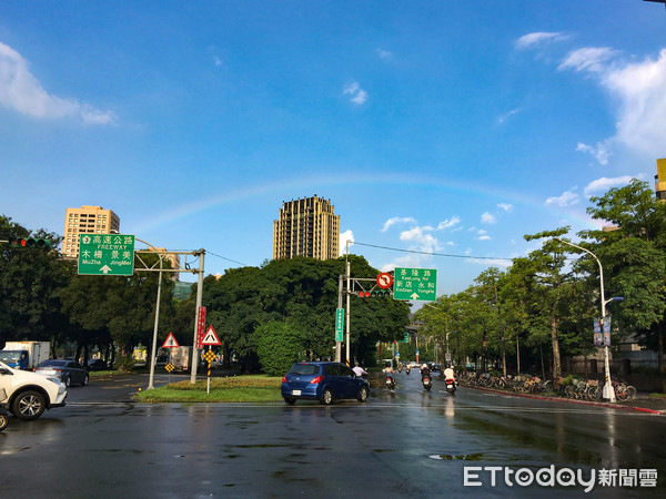 ▲▼台北地區雨過天晴的彩虹。（圖／記者李毓康攝）