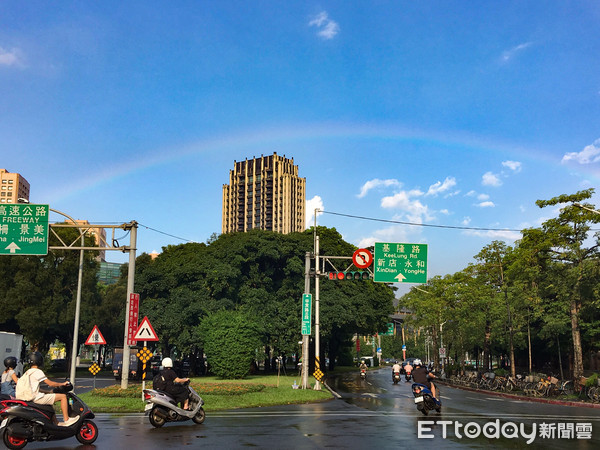 ▲▼台北地區雨過天晴的彩虹。（圖／記者李毓康攝）
