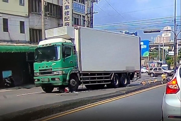 ▲▼大貨車撞機車騎士。（圖／翻攝自Facebook／職業聯結車 職業大貨車 大客車 拉拉隊 運輸業 照片影片資訊分享團）