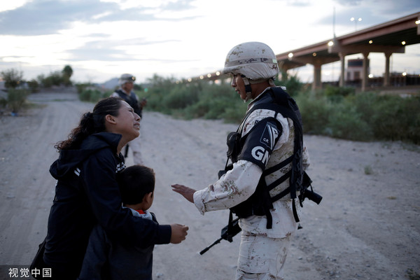 ▲▼來自瓜地馬拉的母子，哀求墨西哥士兵放行，讓她們越過美墨邊境。（圖／CFP）