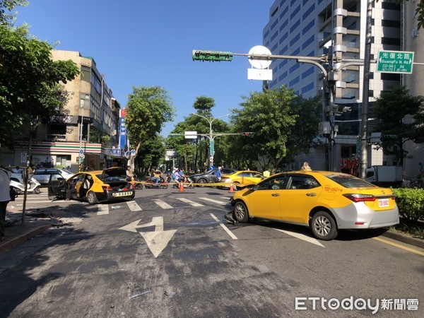 ▲▼兩輛載客計程車在民生東路4段與光復北路路口發生車禍，兩輛車上的4名乘客分別受到輕重傷，目前送醫急救中。（圖／記者趙永博攝）