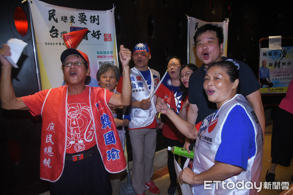 ▲風起雲湧挺韓餐會，支持者熱情挺韓國瑜。（圖／記者林敬旻攝）