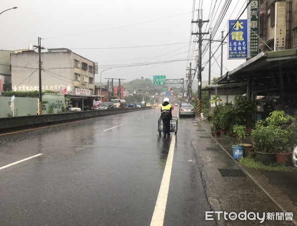 ▲ 三峽暖警冒雨助八旬阿嬤 推資源回收車安全過路口。（圖／新北市三峽警分局提供）