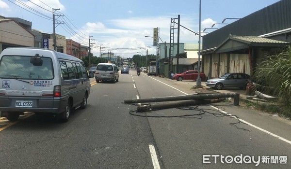 ▲桃園市中壢區中正路26日上午發生大貨車勾斷電線導致路旁2根電桿斷落，差2秒壓倒路過轎車。（圖／記者沈繼昌翻攝）