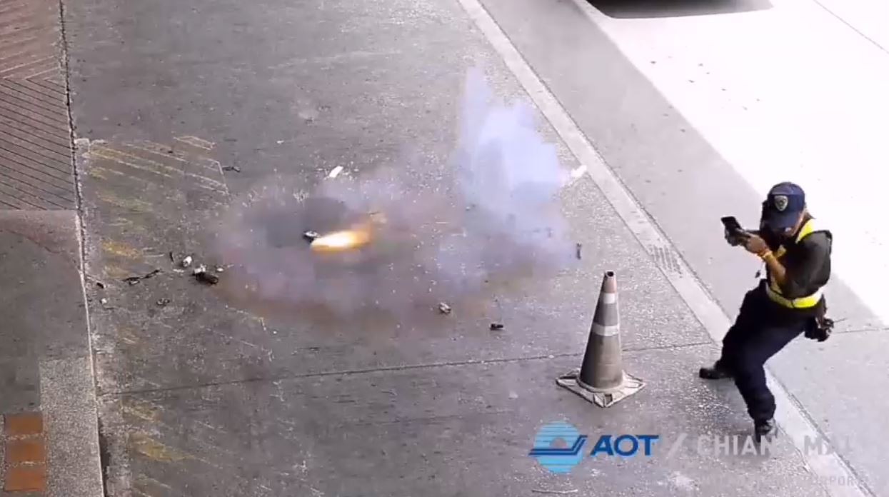 ▲▼遊客背包內的行動電源自燃爆炸。（圖／翻攝自Facebook／Chiang Mai International Airport-CNX）