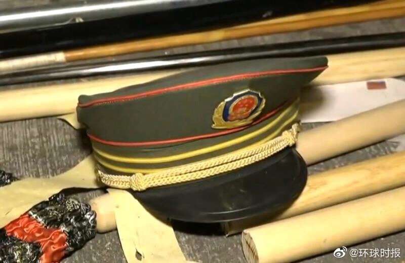 ▲香港抗議現場出現83式武警常服的警帽。（圖／翻攝自微博／環球時報）