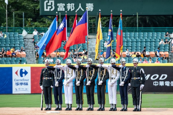 中職明星賽開幕　國軍領唱國歌為中華隊打氣。（圖／軍聞社）