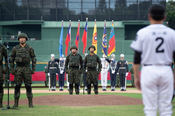 中職明星賽開幕　國軍領唱國歌為中華隊打氣。（圖／軍聞社）