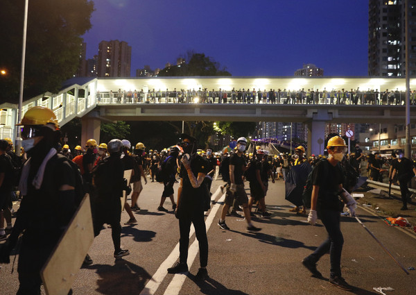 ▲▼017/07/27元朗衝突，示威者晚間聚集在路旁逗留。（圖／達志影像／美聯社）