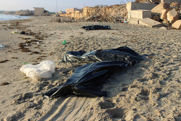 ▲▼利比亞外海難民船難，不斷有屍體被沖上沙灘。（圖／路透）