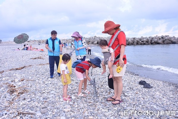 ▲▼花蓮市原住民族日暨Riyar洄瀾海「Mapolong kita部落一起～與海共舞」活動，募集逾500人在北濱海灘及美崙溪出海口淨灘。（圖／花蓮市公所提供，下同