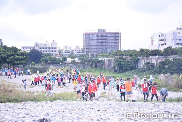 ▲▼花蓮市原住民族日暨Riyar洄瀾海「Mapolong kita部落一起～與海共舞」活動，募集逾500人在北濱海灘及美崙溪出海口淨灘。（圖／花蓮市公所提供，下同