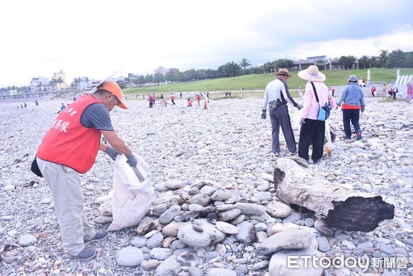 ▲▼花蓮市原住民族日暨Riyar洄瀾海「Mapolong kita部落一起～與海共舞」活動，募集逾500人在北濱海灘及美崙溪出海口淨灘。（圖／花蓮市公所提供，下同