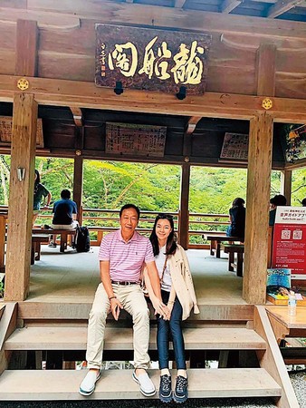 郭台銘（左）在初選失利後，帶妻兒赴國外旅遊，對韓國瑜接連幾天的來電「已讀不回」。（翻攝郭台銘臉書）