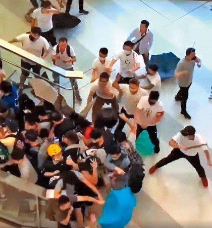 香港反送中抗議演變成暴力事件，韓國瑜認為，香港政府犯下重大政治錯誤。（翻攝臉書）