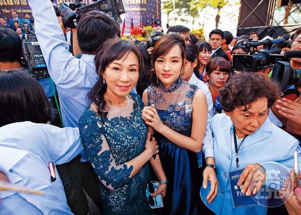 不捨妻子李佳芬（左）、長女韓冰（右）受選舉干擾，韓國瑜坦言「愛與包容」也有底線。