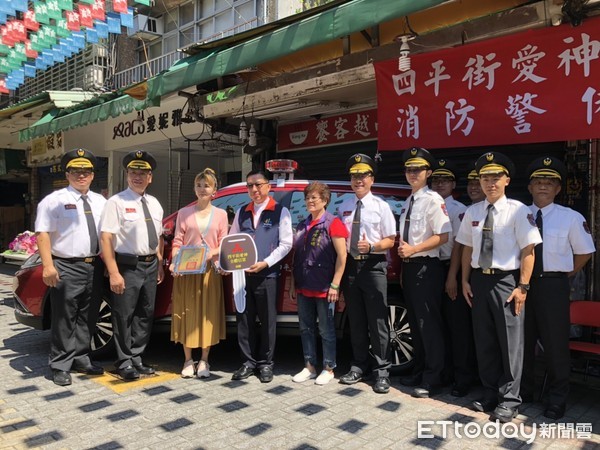 ▲▼鄧圩庭女士及四平街愛神全體信眾捐贈消防警備車。（圖／記者孫于珊翻攝）