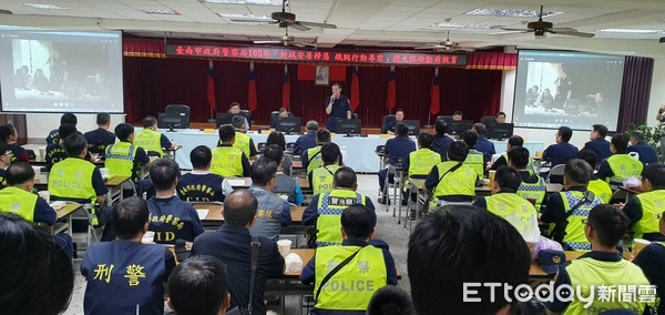 ▲台南市警局執行「封城安居掃蕩鐵腕行動專案」，市警局長周幼偉親自主持勤教，並帶隊同步在8個分局舉行擴大臨檢勤務。（圖／記者林悅翻攝，下同）