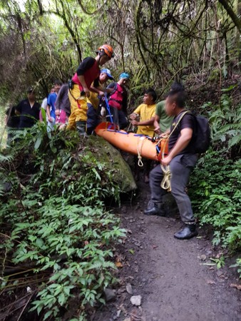 ▲登山男受困求救119　24人力抬運3.5小時...他竟要求「1小時到登山口」。（圖／記者陳蒲芬攝）