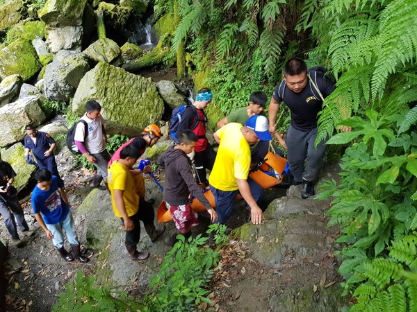 ▲登山男受困求救119　24人力抬運3.5小時...他竟要求「1小時到登山口」。（圖／記者陳蒲芬攝）