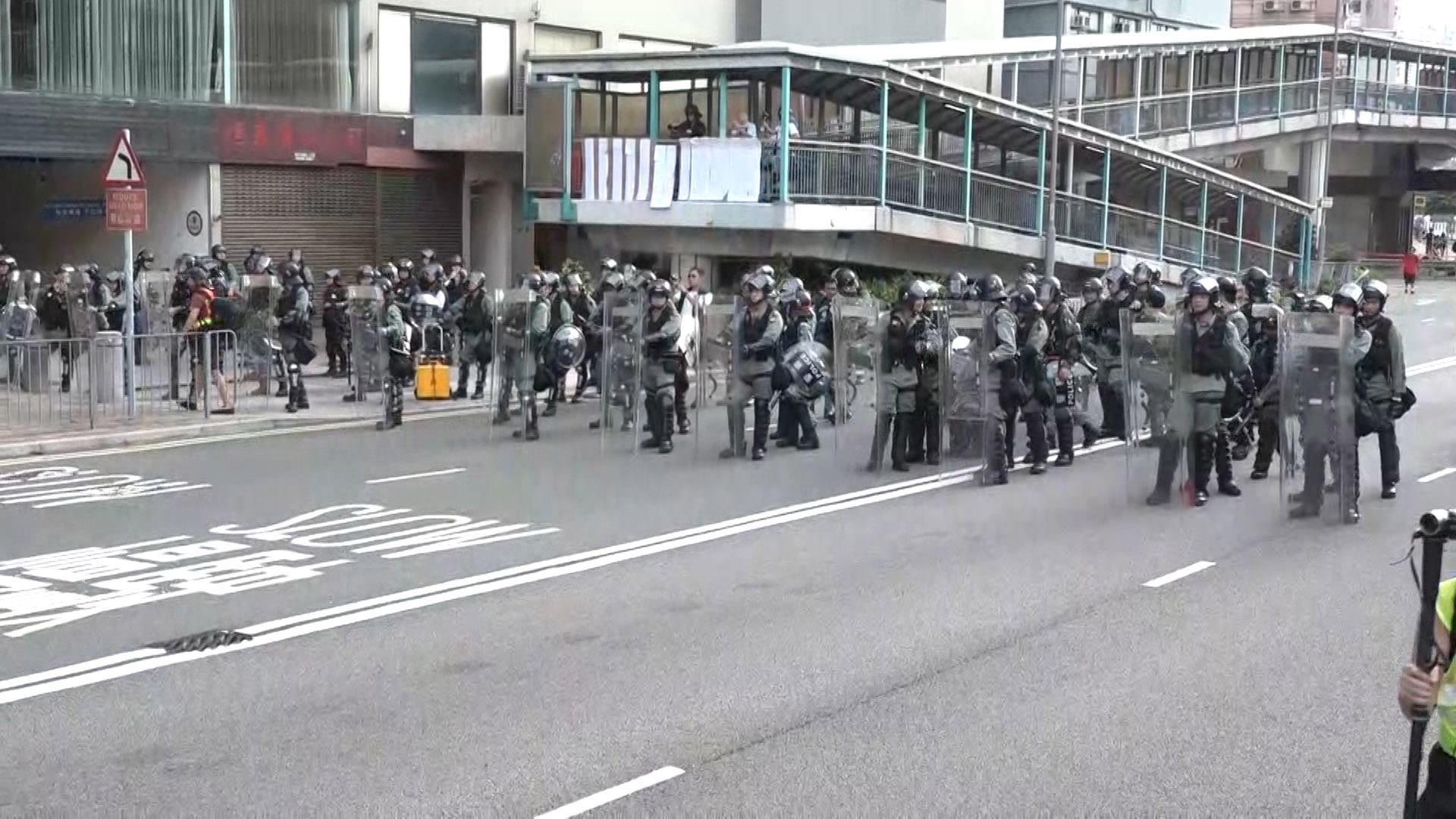 ▲▼港警施放催淚彈清場。（圖／翻攝香港電台視像新聞 臉書。）