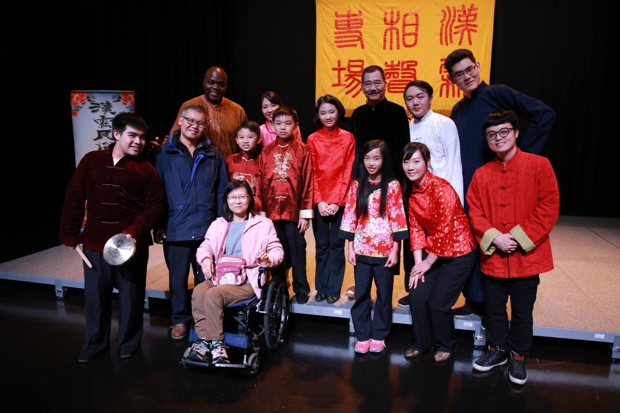 ▲伊馮（圖上第一排最左、圖下中央）在漢霖說唱團擔任相聲演員。（圖／翻攝自漢霖民俗／兒童說唱藝術團臉書）