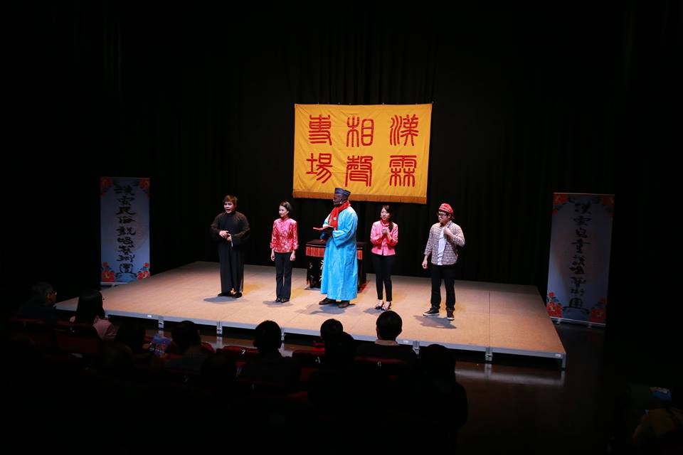 ▲伊馮（圖上第一排最左、圖下中央）在漢霖說唱團擔任相聲演員。（圖／翻攝自漢霖民俗／兒童說唱藝術團臉書）