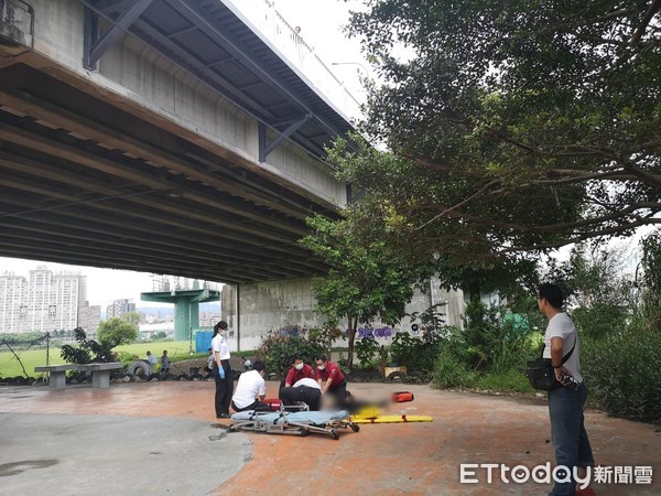 ▲▼台北市華中橋，一名70歲男子突然往橋下跳，當場無生命徵象。（圖／記者黃彥傑攝）