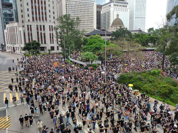 ▲▼港警施放催淚彈清場。（圖／翻攝香港電台視像新聞 臉書。）