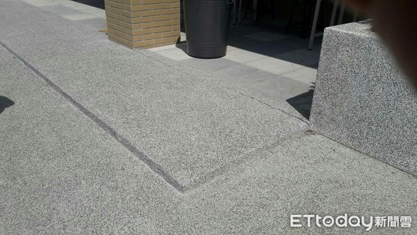 ▲▼階梯約有5至6公分的落差，導致謝婦跌倒後四肢多處挫傷，第12節胸椎壓迫性骨折。（圖／記者黃孟珍翻攝）