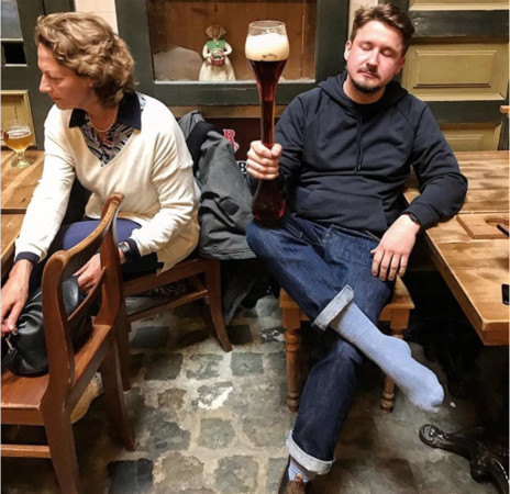 ▲Dulle Griet酒吧要求想喝啤酒的客人將鞋子交出來作為抵押。（圖／翻攝自dunaevskameroy的Instagram）