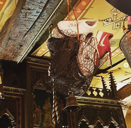 ▲Dulle Griet酒吧將客人鞋子懸掛在靠近天花板的特殊吊籃中。（圖／翻攝自tatianinschen的Instagram）