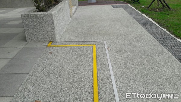 ▲市公所在事情發生後，立即把階梯漆上黃色警告標記，和貼上不銹鋼條。（圖／記者黃孟珍翻攝）