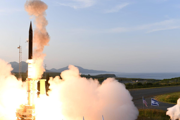 ▲以色列總理納坦雅胡（Benjamin Netanyahu）於28日表示，與美國一起合作研發的「箭式3型（Arrow 3）」飛彈防禦系統已經在阿拉斯加科亞迪克(Kodiak)太平洋航太中心（Pacific Spaceport Complex）通過攔截測試，未來將有能力應付來自伊朗或其他地區的彈道飛彈。（圖／路透）