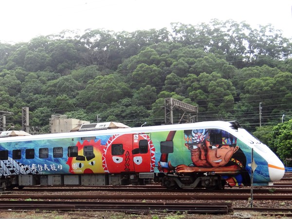 ▲▼原民會與台鐵合作推出太魯閣號原住民族日彩繪列車。（圖／台鐵提供）