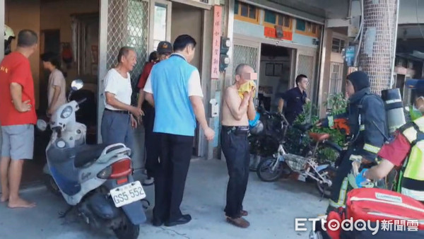 ▲81歲的杜姓老翁，受困3樓獲救，上衣都來不及穿，自行走出現場上救護車。（圖／記者黃孟珍翻攝）