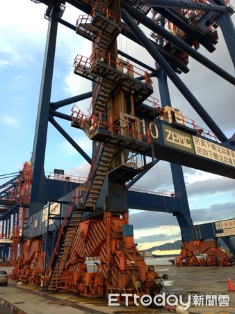 ▲▼黃姓臨時工人第一天上工，到台北港的貨櫃橋式機內維修電梯防護網，卻被掉下來的電梯壓死             。（圖／記者陳以昇攝）