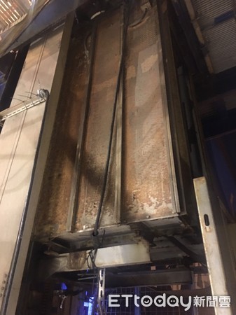 ▲▼黃姓臨時工人第一天上工，到台北港的貨櫃橋式機內維修電梯防護網，卻被掉下來的電梯壓死             。（圖／記者陳以昇攝）