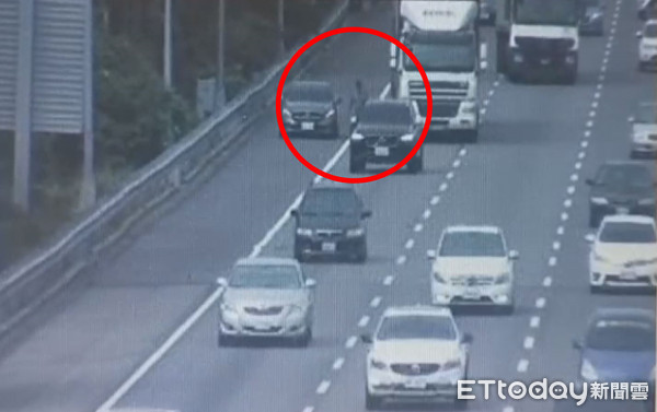 ▲曾男疑似與妻吵架，將車停在路肩，搖搖晃晃在路肩散步，後方車輛都被他嚇壞了。（圖／記者黃孟珍翻攝）