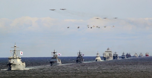 ▲▼南韓海軍驅逐艦與其他艦隊舉行閱兵儀式。（圖／達志影像／美聯社）