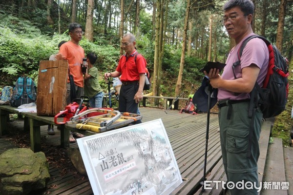 ▲加里山登山口，展示山老鼠盜伐的牛樟木及所使用的各式盜伐器具。（圖／記者黃孟珍翻攝）