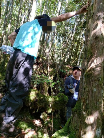 ▲▼想去大同鄉加羅湖勇闖山區，29日迷途山區李男（左）尋獲。（圖／宜蘭消防局提供，下同）