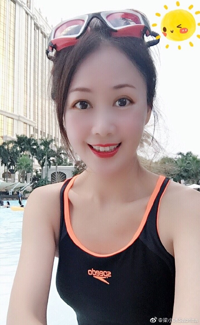 ▲香港女星梁小冰經常在微博上分享日常生活照，凍齡美貌令人惊艳。（圖／翻攝自微博／梁小冰Sabrina）