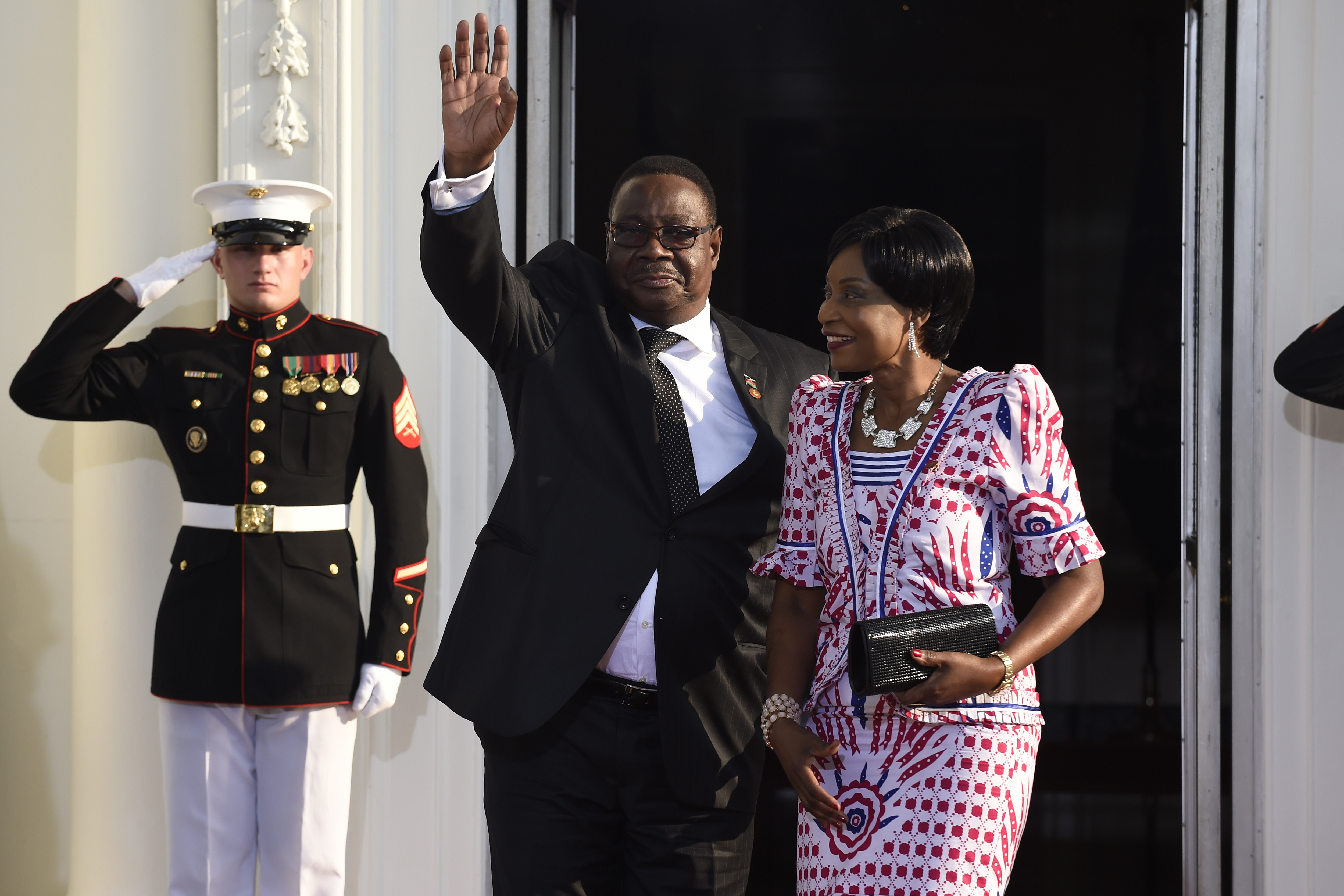 ▲▼馬拉威總統穆薩里卡（Peter Mutharika）與夫人葛楚得（Gertrude Mutharika）2014年5月出席歐巴馬舉辦的餐宴。（圖／達志影像／美聯社）