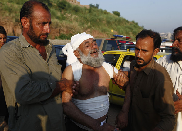 ▲▼ 巴基斯坦軍用訓練飛機30日凌晨墜毀首都伊斯蘭馬巴德附近的住宅區，釀17死。（圖／達志影像／美聯社）