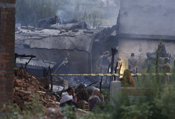 ▲▼ 巴基斯坦軍用訓練飛機30日凌晨墜毀首都伊斯蘭馬巴德附近的住宅區，釀17死。（圖／達志影像／美聯社）