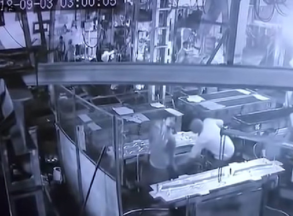 ▲印度一家工廠主管把空氣壓縮噴槍往下屬肛門插去。（圖／翻攝自YouTube／Abanoub Samy）